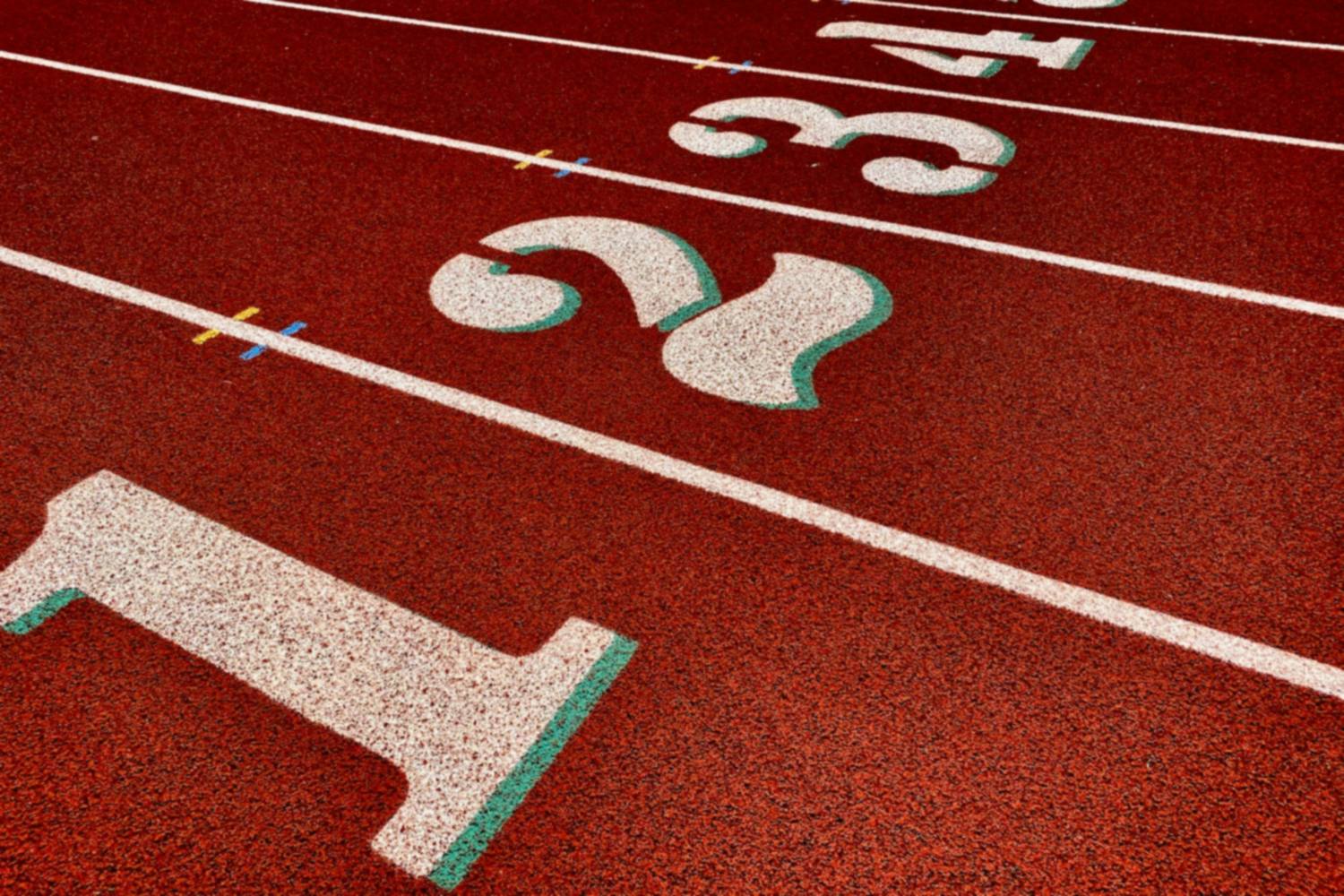 Kırmızı atletizm pistinde birden dörde kadar numaralandırılmış kulvarlar