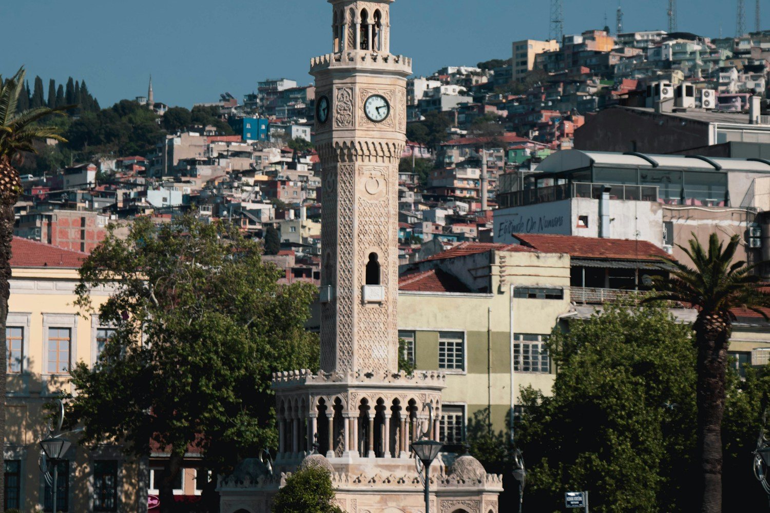 İzmir Saat Kulesi ve arkasında yükselen şehir manzarası