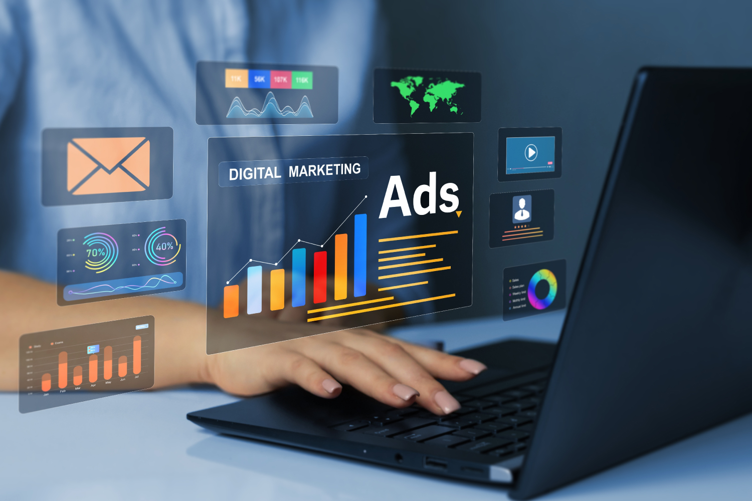Dizüstü bilgisayar başında beliren dijital reklam panelleri ve yükselen performans grafiği