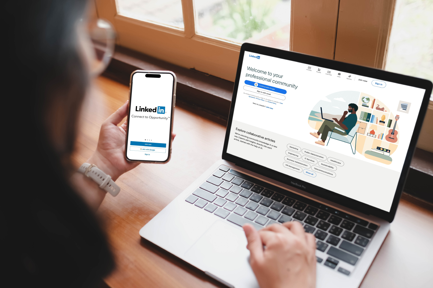 LinkedIn'i aynı anda telefondan ve dizüstü bilgisayardan kullanan kişi