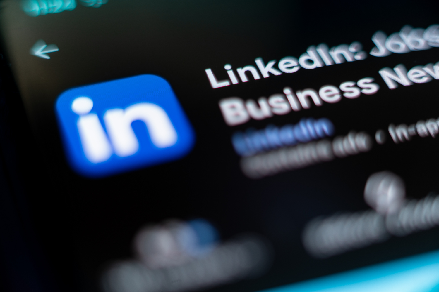 Telefon ekranında uygulama mağazasındaki LinkedIn uygulaması ve mavi simgesi