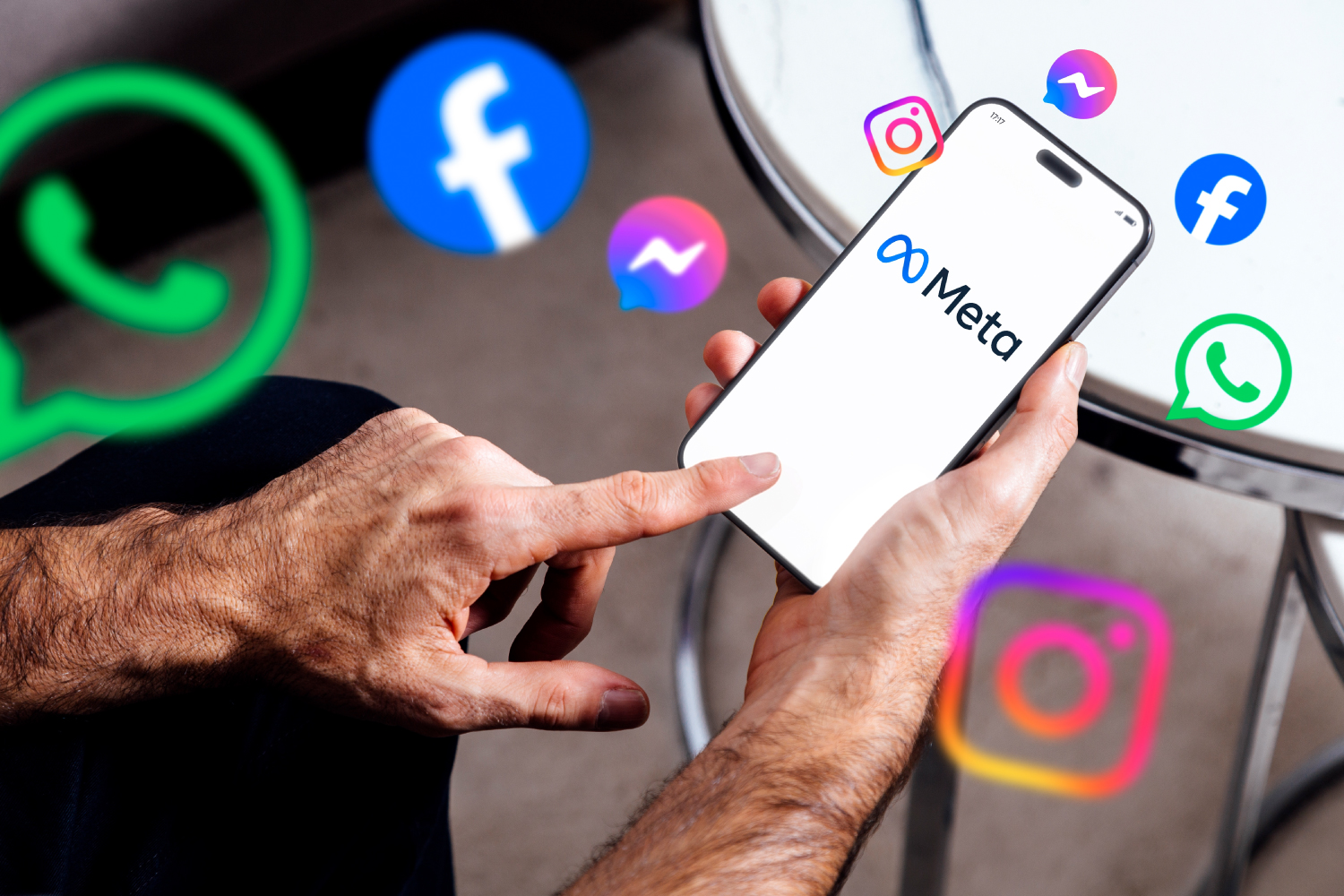 Facebook, Instagram, WhatsApp ve Messenger simgeleriyle çevrili Meta logolu telefon