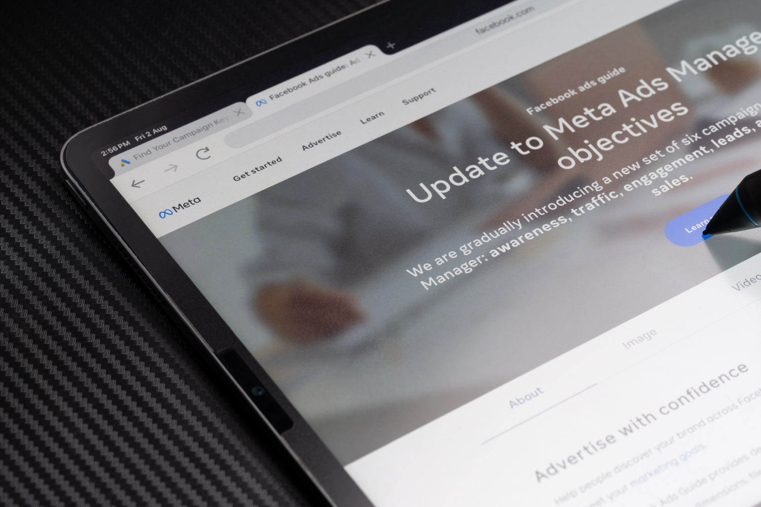 Tablet ekranında açık Meta Reklam Yöneticisi kampanya hedefleri rehberi