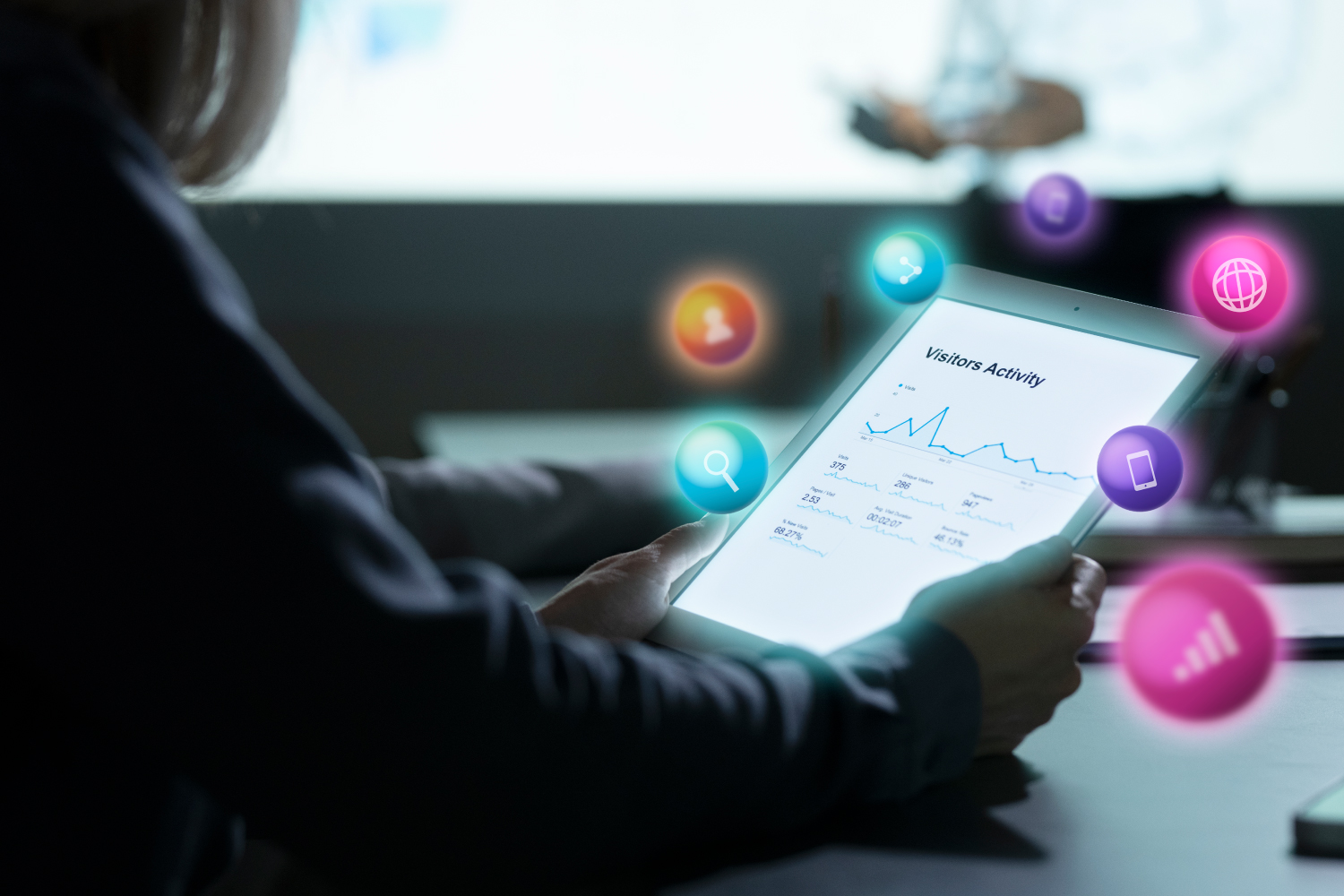 Tablette ziyaretçi analiz panosunu inceleyen kadın ve çevresinde parlayan dijital pazarlama ikonları