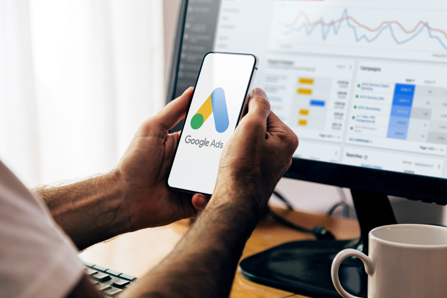 Telefonda açılan Google Ads uygulaması ve arkadaki ekranda kampanya yönetim paneli