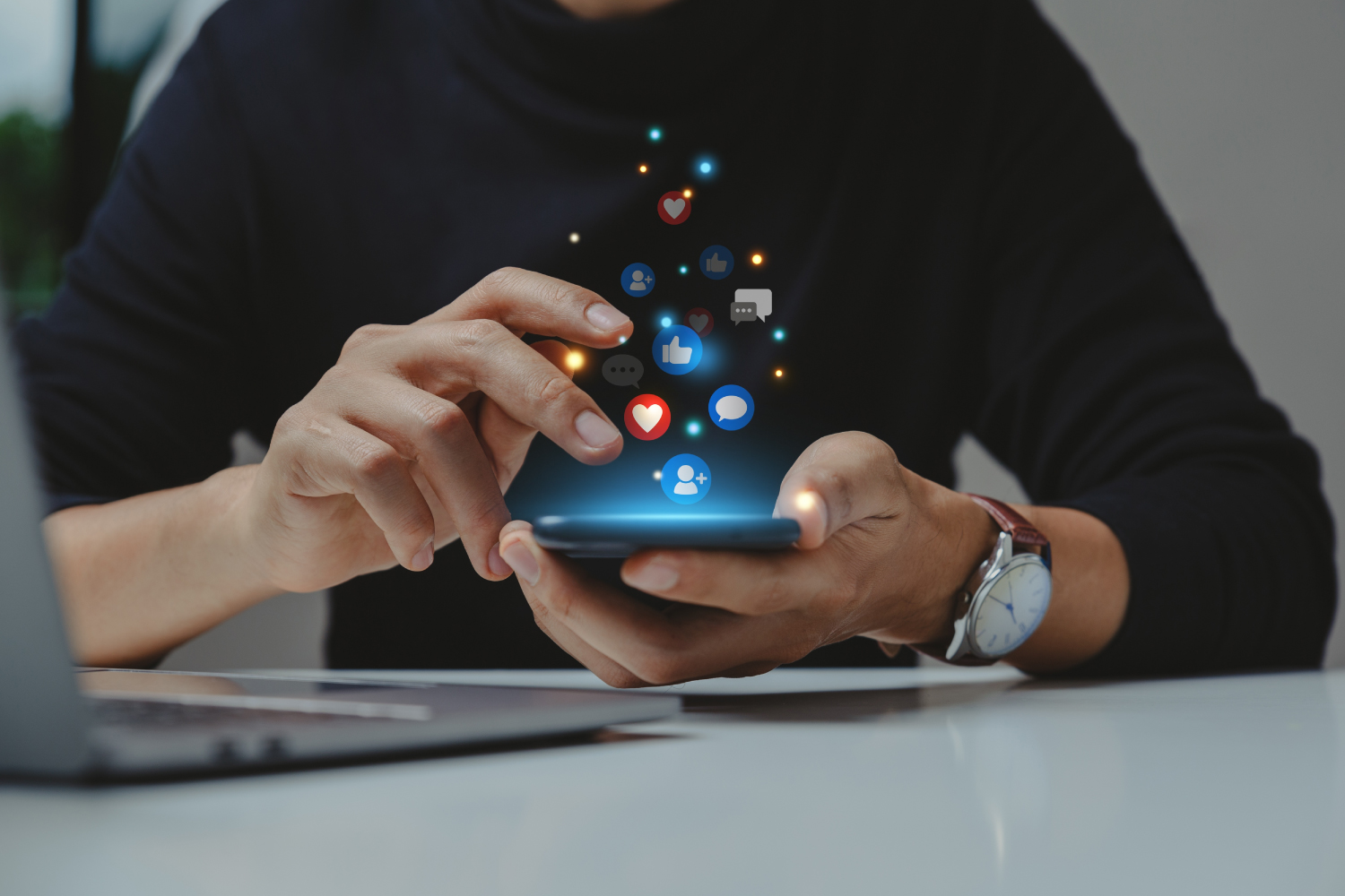 Akıllı telefondan yükselen beğeni, yorum ve takipçi ikonlarıyla sosyal medya reklamcılığı