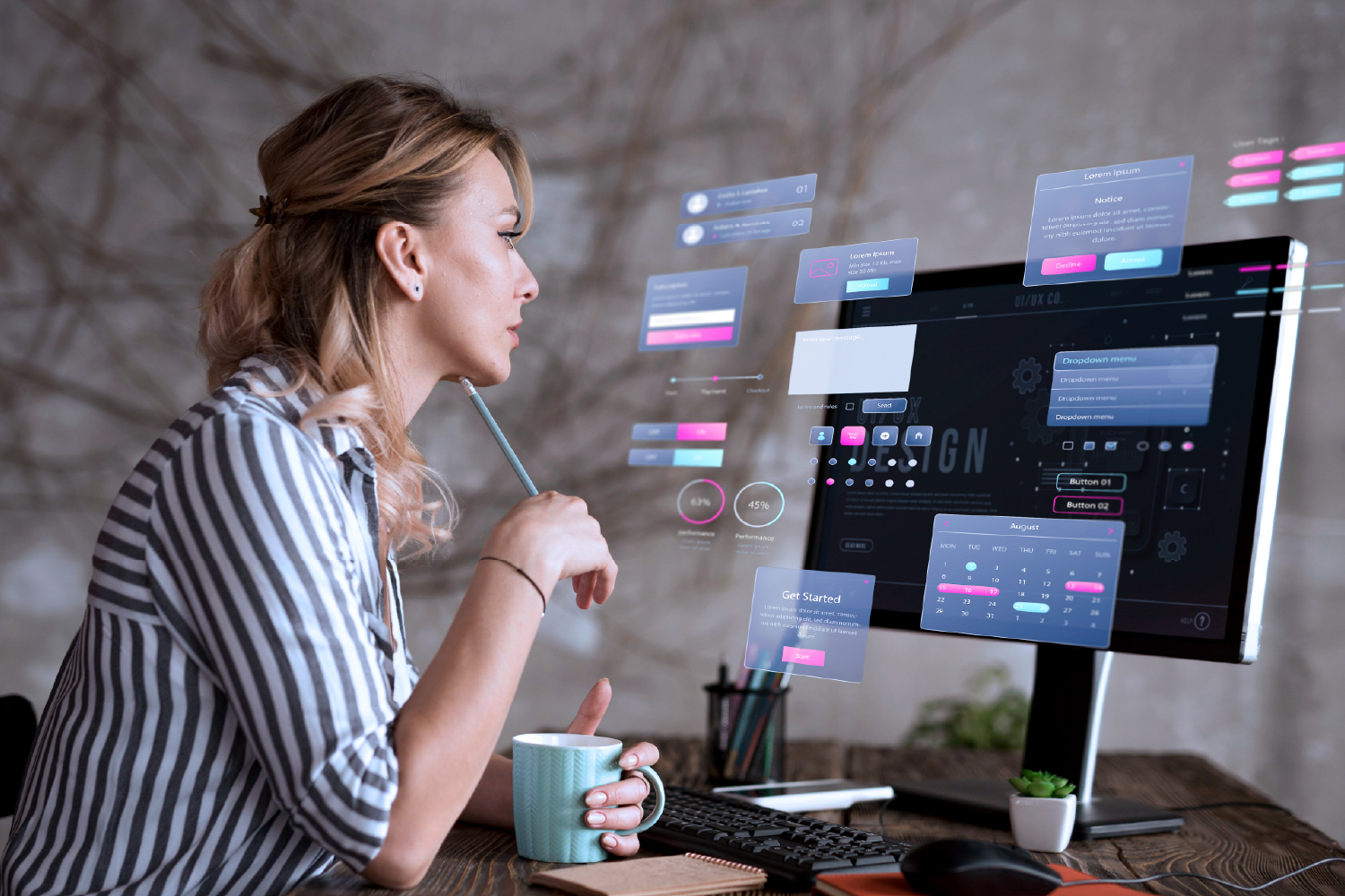 Masasında monitördeki arayüz tasarım panellerini inceleyen kadın web tasarımcı