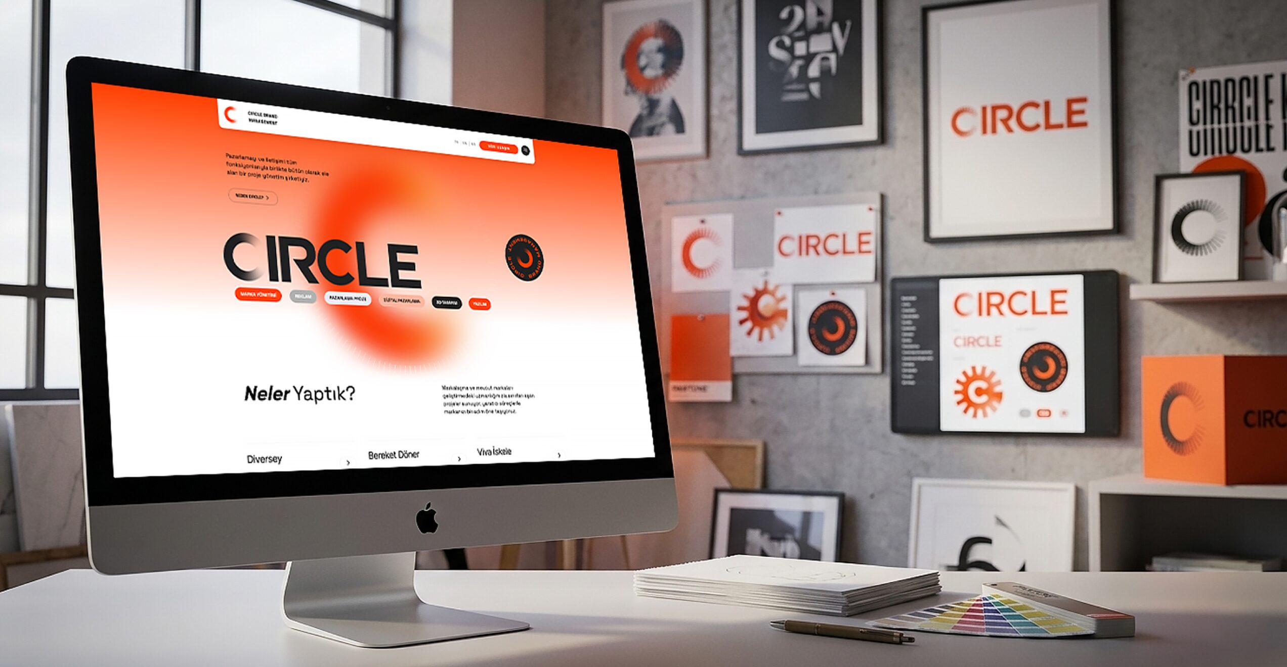 Circle Brand Management için tasarlanan web sitesinin ajans stüdyosunda iMac ekranındaki görünümü