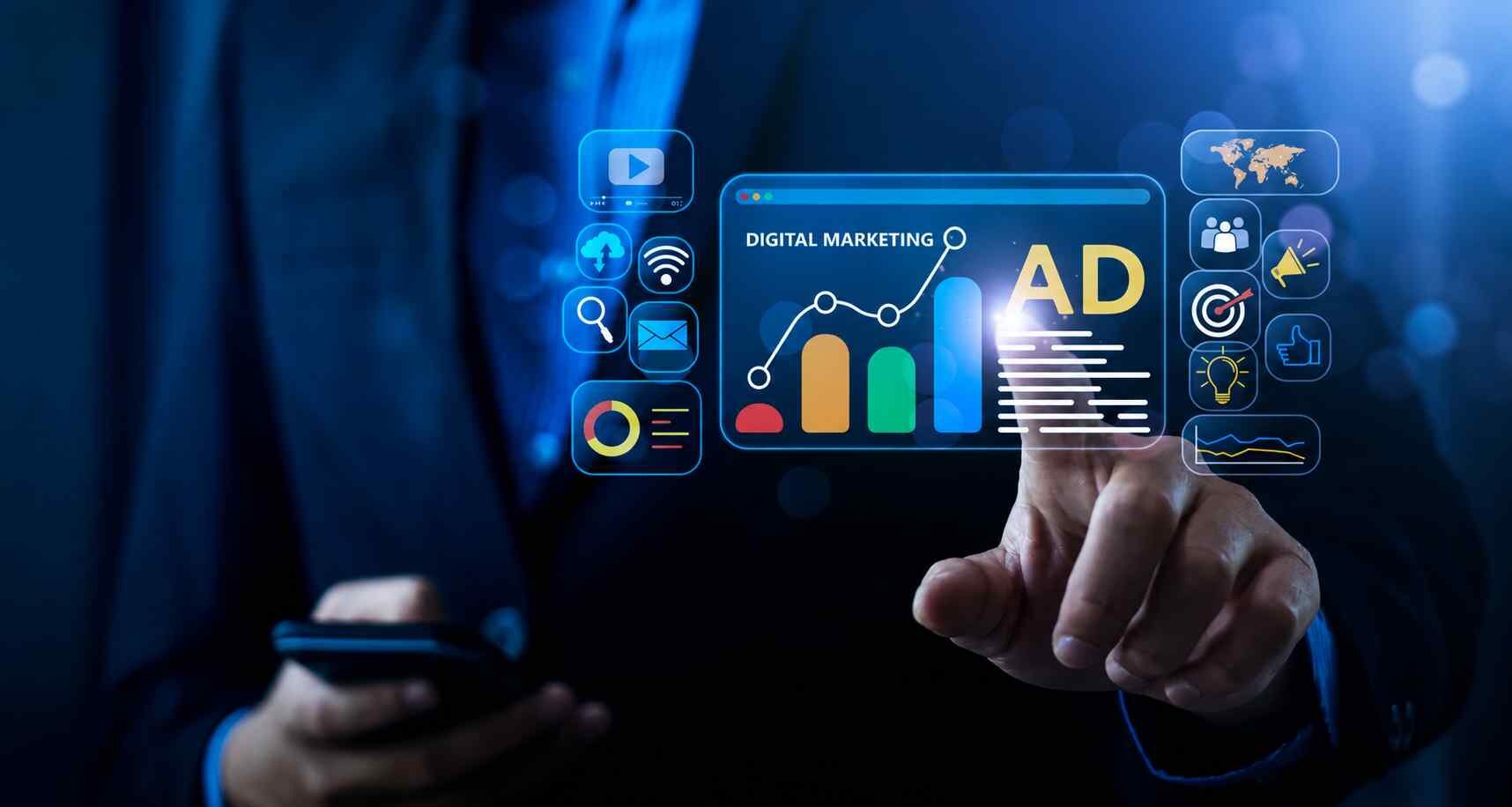 Dijital reklam ve medya planlama göstergelerinin yer aldığı ekrana dokunan iş insanı