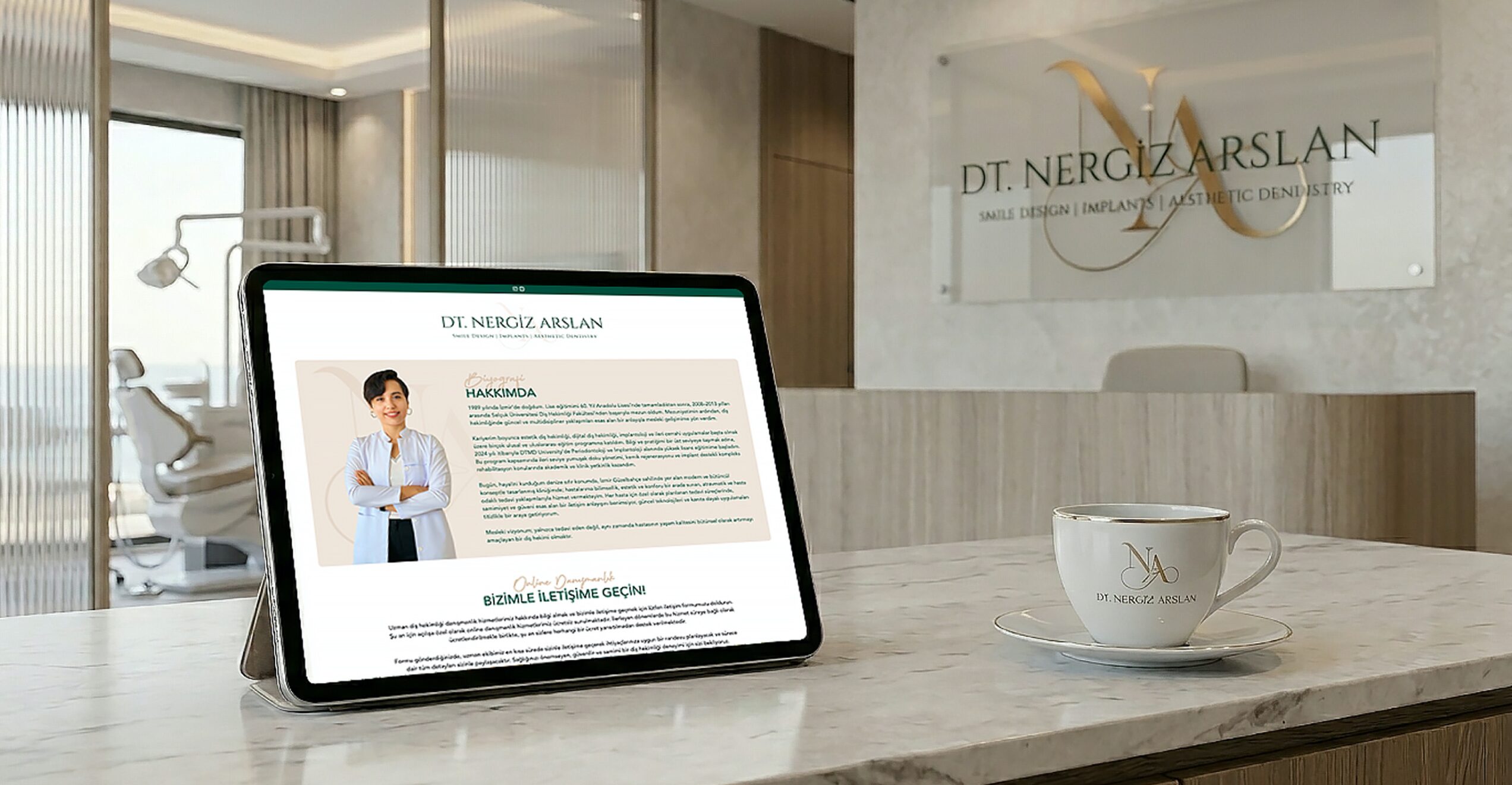 Dt. Nergiz Arslan diş kliniği için tasarlanan web sitesinin tablet üzerindeki görünümü