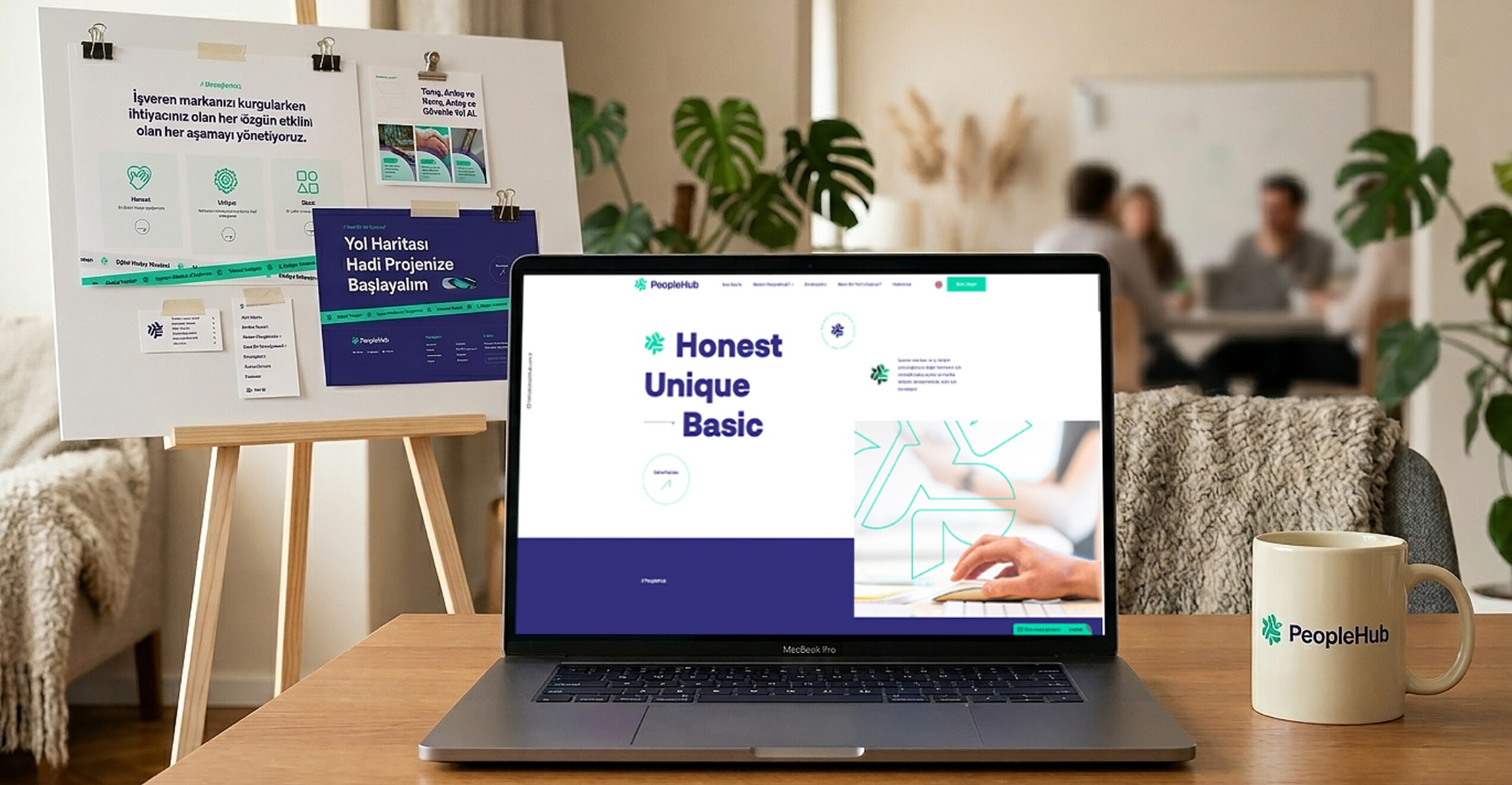 PeopleHub için tasarlanan web sitesi ve işveren markası sunum panolarının görünümü