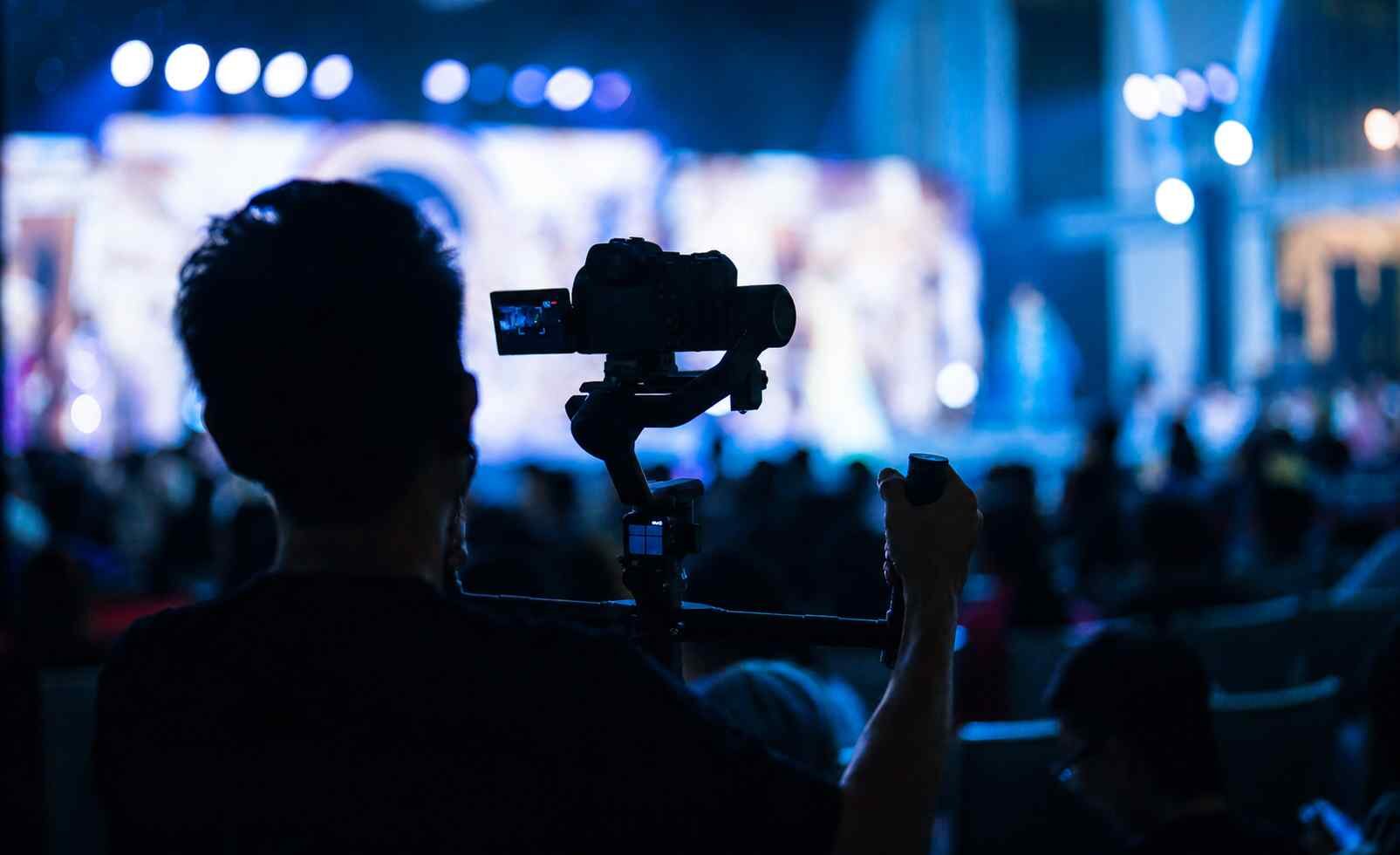 Sahne gösterisini gimbal üzerindeki kamerayla çeken video prodüksiyon operatörü