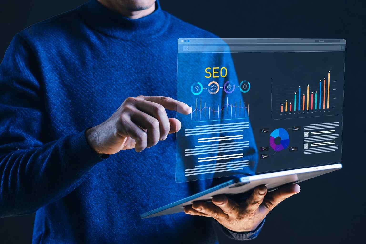 SEO analiz panelini dizüstü bilgisayar üzerinde inceleyen dijital pazarlama uzmanı