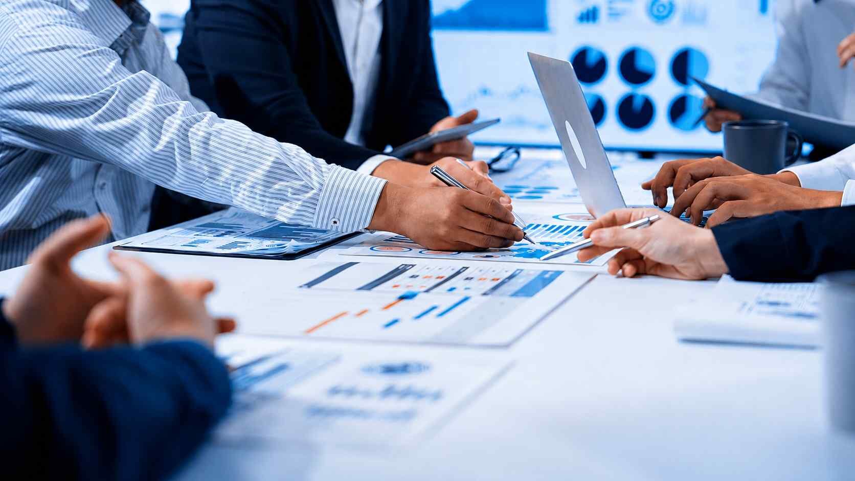 Grafik ve raporlar üzerinden strateji toplantısı yapan kurumsal danışmanlık ekibi