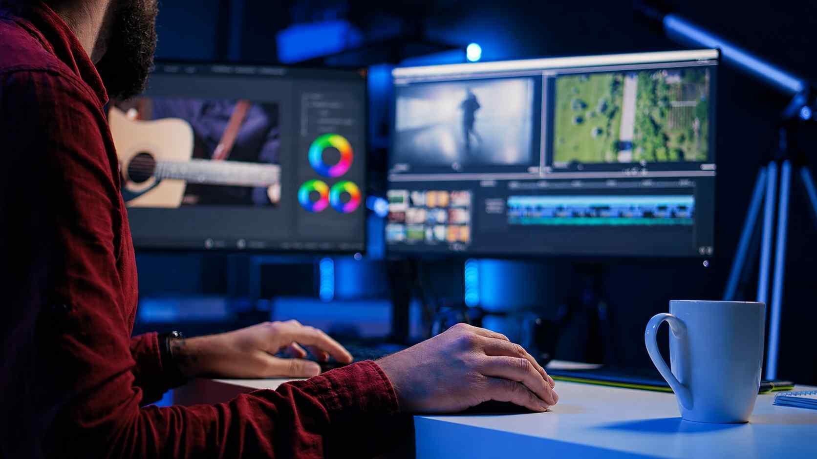 Çift monitörlü istasyonda video kurgusu ve renk düzenlemesi yapan kurgucu