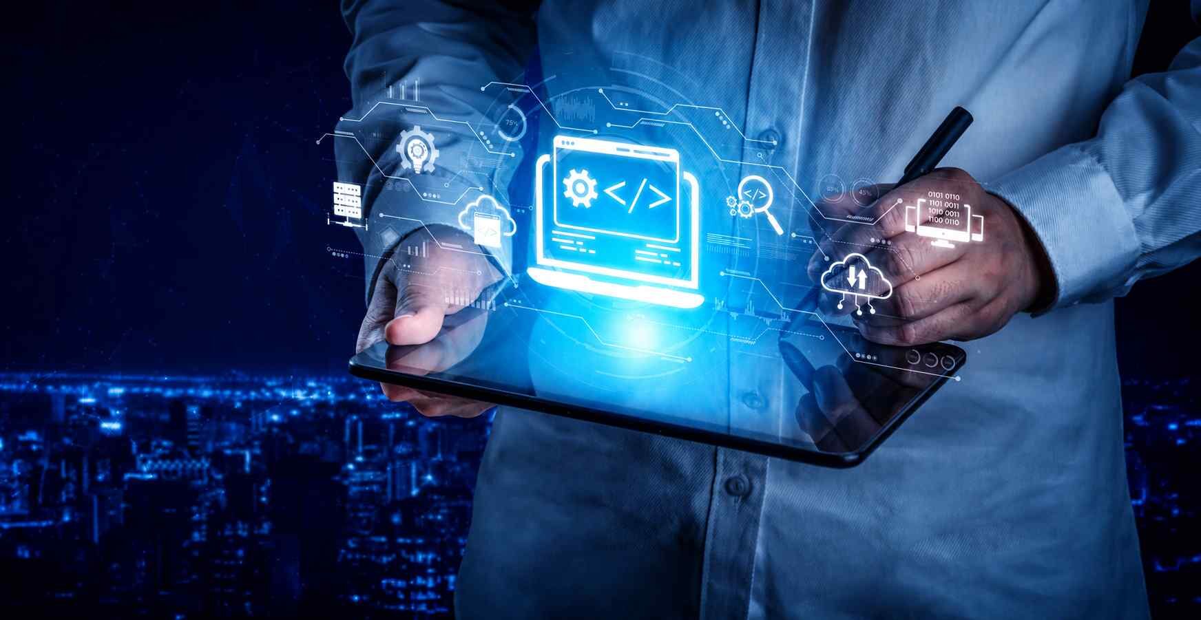 Tablet üzerinde kod ve yazılım geliştirme simgelerini gösteren dijital arayüz