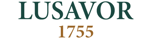 Lusavor'un koyu yeşil serif harfler ve altın rengi 1755 rakamından oluşan logosu